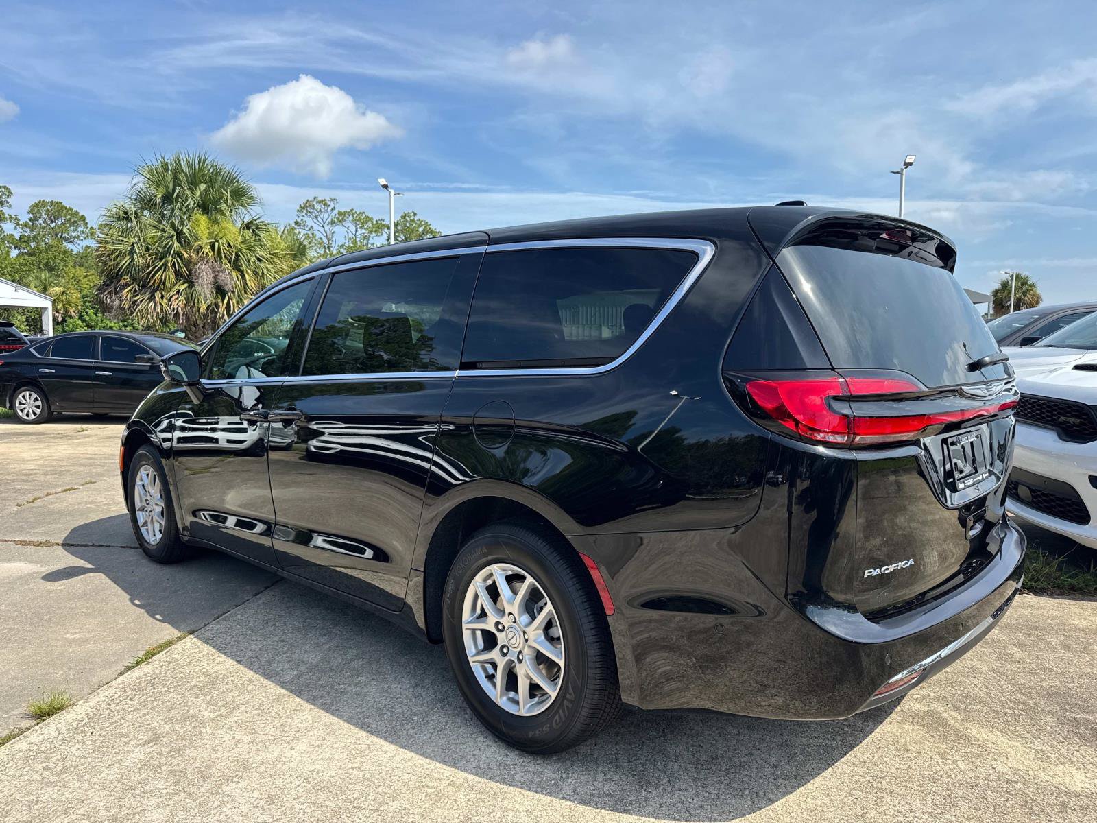 New 2025 Chrysler Pacifica Select FWD image 5