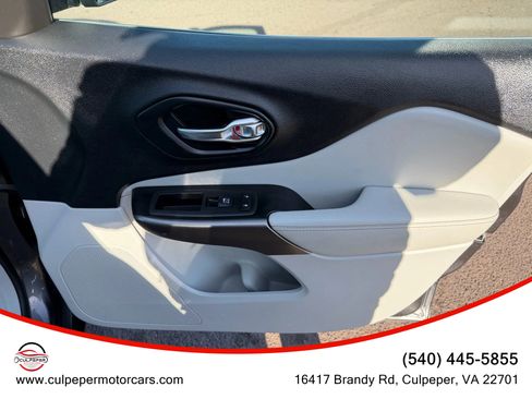 Used 2019 Jeep Cherokee Limited w/ Technology Group image 18