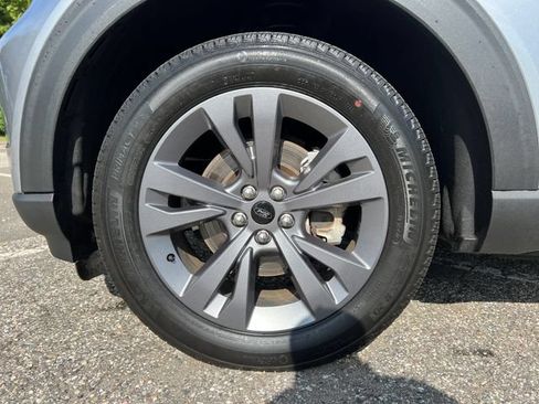 Used 2023 Ford Explorer XLT w/ Equipment Group 202A AWD/4WD image 16