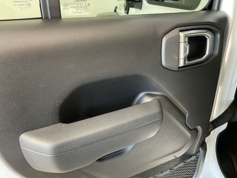 Used 2025 Jeep Wrangler Willys image 18