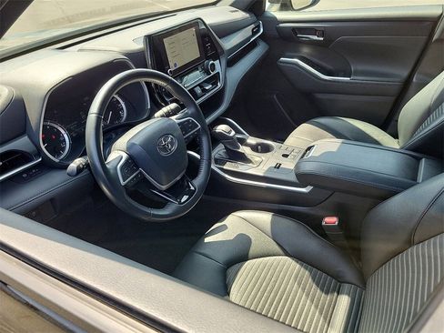 Used 2023 Toyota Highlander XSE image 3