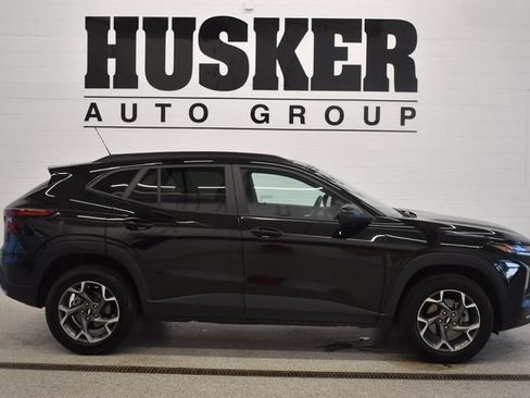 Used 2025 Chevrolet Trax LT FWD image 2