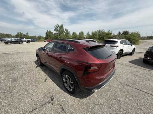 Used 2025 Chevrolet Trax LT w/ LT Convenience Package FWD image 3