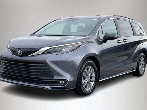 Used 2025 Toyota Sienna XLE image 2
