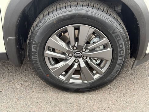 Used 2024 Nissan Pathfinder SV w/ Black Appearance Package FWD image 10