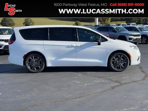 New 2026 Chrysler Pacifica Select image 1