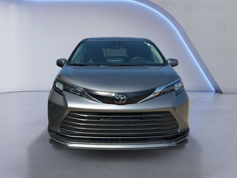 Used 2026 Toyota Sienna LE AWD/4WD image 12