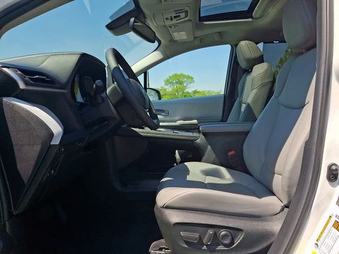 Used 2025 Toyota Sienna XLE w/ XLE Plus Package AWD/4WD image 16