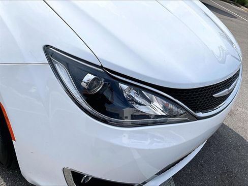 Used 2018 Chrysler Pacifica Touring-L Plus image 28