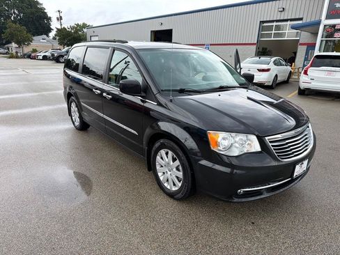 Used 2015 Chrysler Town & Country Touring w/ Driver Convenience Group FWD image 2