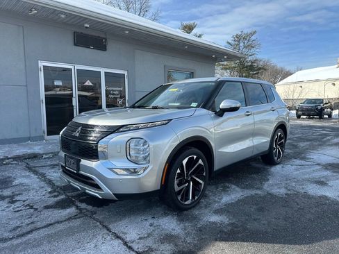Used 2022 Mitsubishi Outlander SE image 3