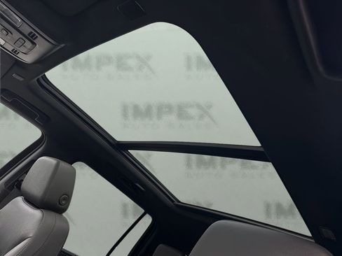 Used 2022 Chevrolet Suburban LT image 12