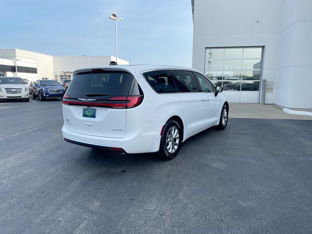 Used 2026 Chrysler Pacifica Limited FWD image 5