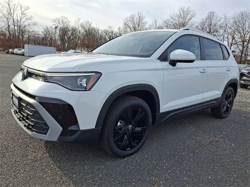 New 2026 Volkswagen Taos SE image 2