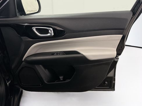 Used 2025 Jeep Compass Limited image 32