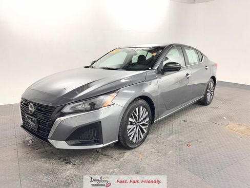 Used 2025 Nissan Altima 2.5 SV FWD image 1
