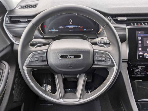 Used 2023 Jeep Grand Cherokee Laredo AWD/4WD image 22