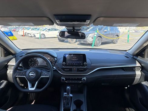 Used 2025 Nissan Altima 2.5 SV image 33