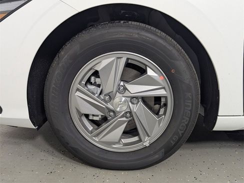 New 2025 Hyundai Elantra SE image 9