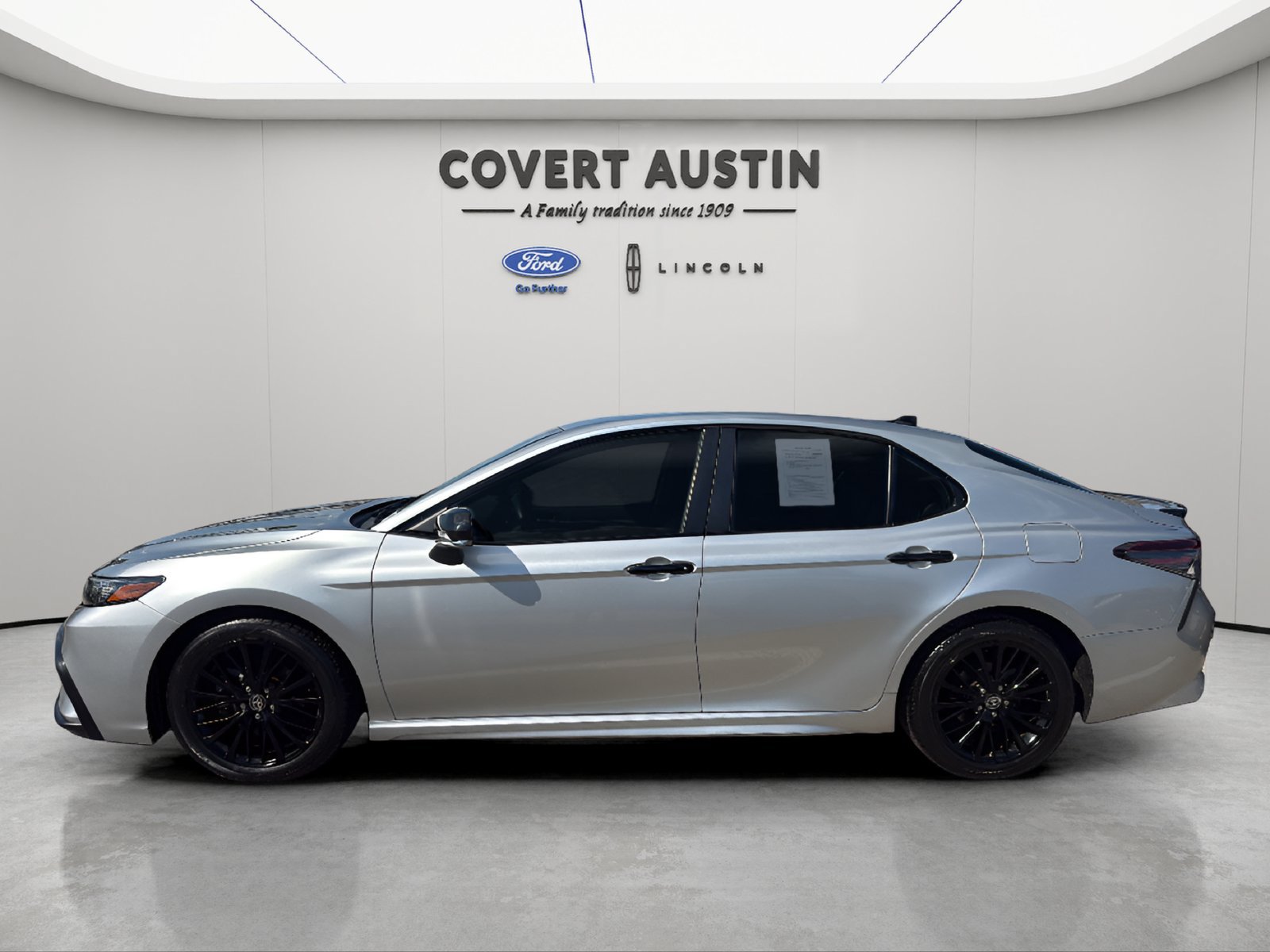 Used 2022 Toyota Camry SE w/ Carpet Mat Package (TMS) FWD image 2