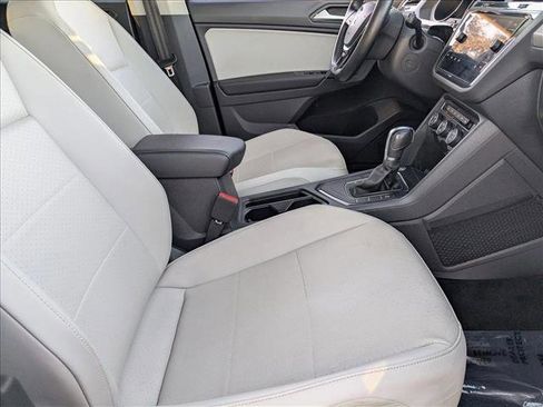 Used 2019 Volkswagen Tiguan SE w/ Panoramic Sunroof Package image 18