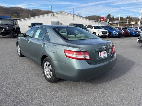 Used 2010 Toyota Camry LE image 6