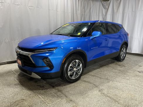 Used 2025 Chevrolet Blazer LT FWD image 2