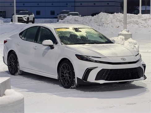 Used 2025 Toyota Camry SE image 9