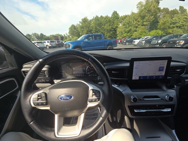 Used 2022 Ford Explorer XLT AWD/4WD image 11