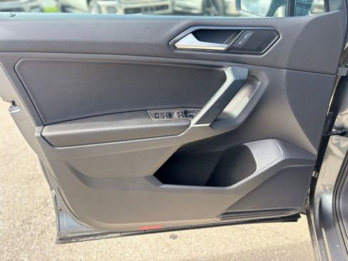 Used 2018 Volkswagen Tiguan SE w/ Panoramic Sunroof Package image 9