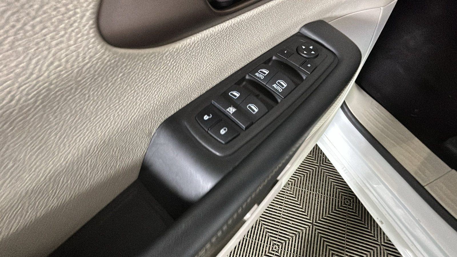 Used 2024 Chrysler Voyager LX FWD image 12