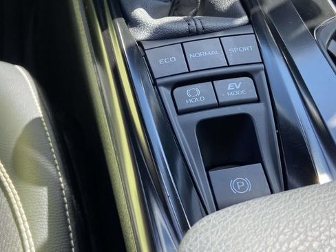 Used 2025 Toyota Camry SE w/ Convenience Package FWD image 25