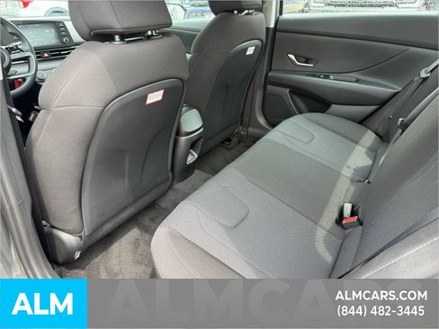 Used 2025 Hyundai Elantra SE image 9