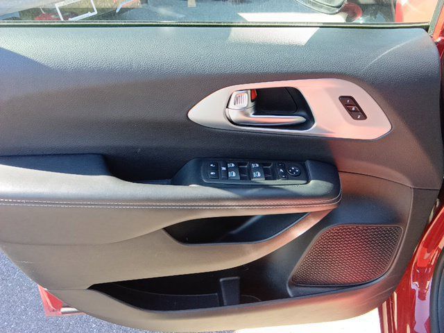 Used 2025 Chrysler Pacifica Limited FWD image 7