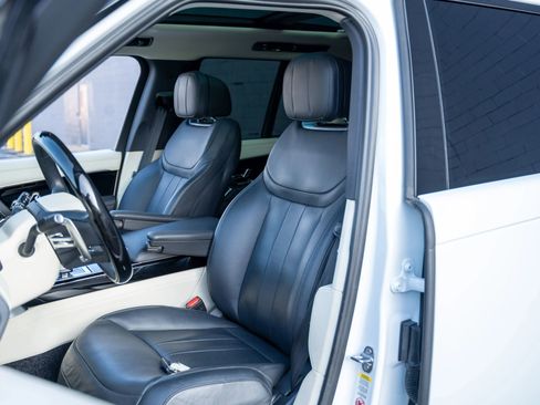 Used 2023 Land Rover Range Rover SE image 3