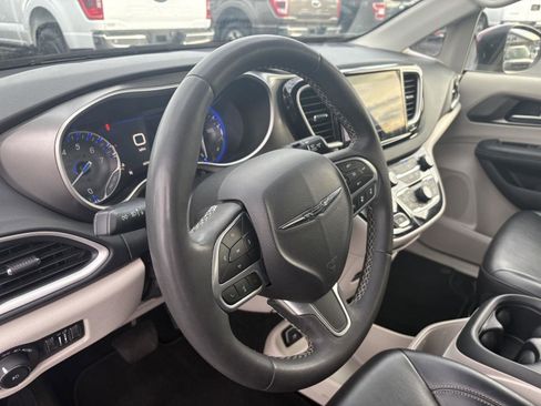 Used 2023 Chrysler Pacifica Touring-L image 7