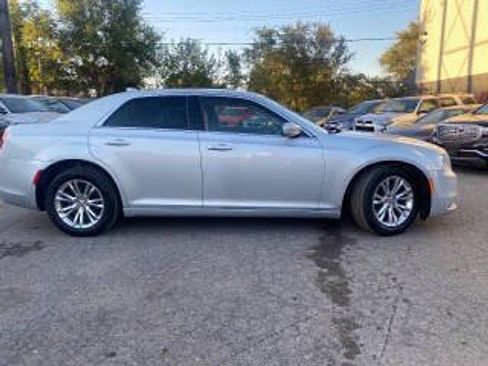 Used 2019 Chrysler 300 Touring w/ Driver Convenience Group RWD image 9