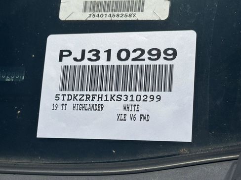 Used 2019 Toyota Highlander XLE FWD image 14