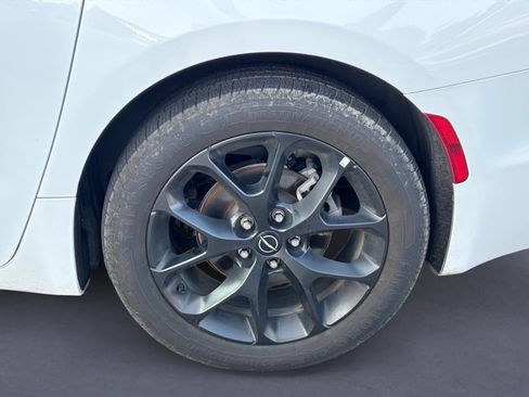 Used 2025 Chrysler Pacifica Limited FWD image 5