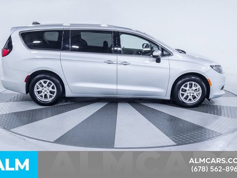 Used 2023 Chrysler Voyager LX FWD image 9