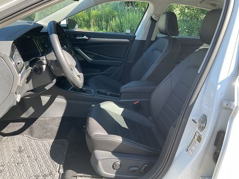 Used 2023 Volkswagen Jetta SE w/ Panoramic Sunroof Package FWD image 8