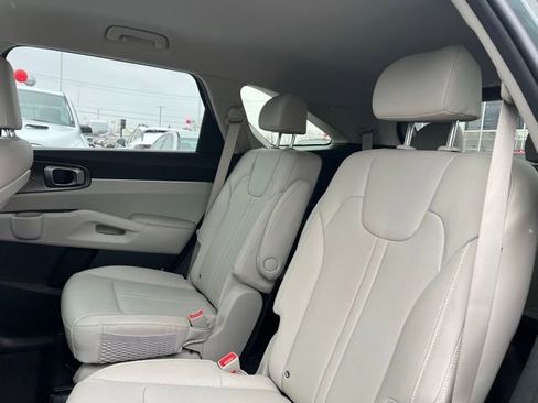 Certified 2025 Kia Sorento EX image 38