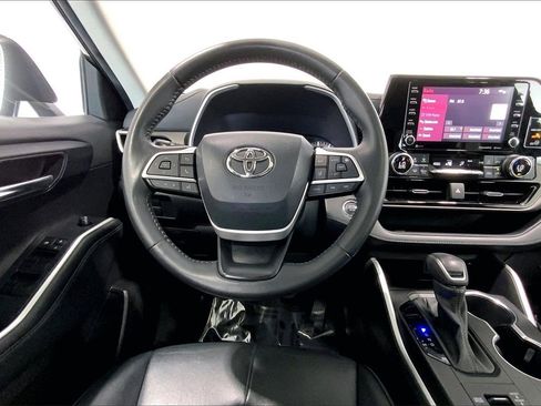 Used 2022 Toyota Highlander XLE image 4