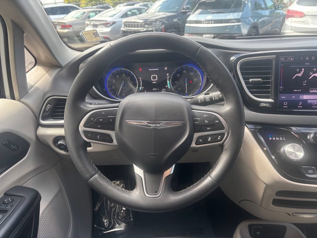 Used 2023 Chrysler Pacifica Touring-L FWD image 23