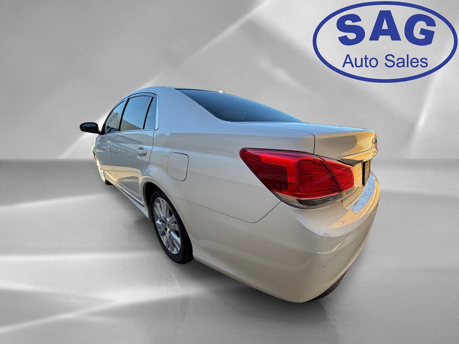 Used 2011 Toyota Avalon FWD image 4