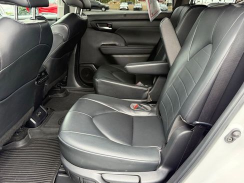 Used 2023 Toyota Highlander XLE FWD image 33