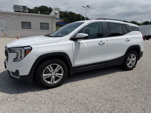 Used 2024 GMC Terrain SLE w/ Driver Convenience Package FWD image 3
