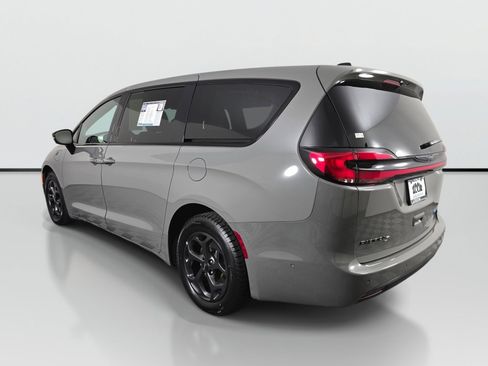 Used 2023 Chrysler Pacifica Limited w/ Uconnect Theater Family Group FWD image 5