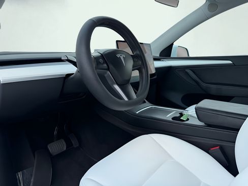 Used 2023 Tesla Model Y Long Range AWD/4WD image 60