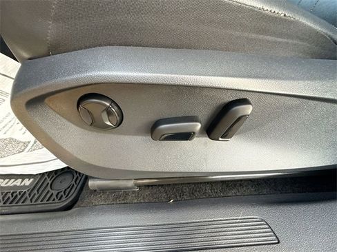 Used 2023 Volkswagen Tiguan SE image 17